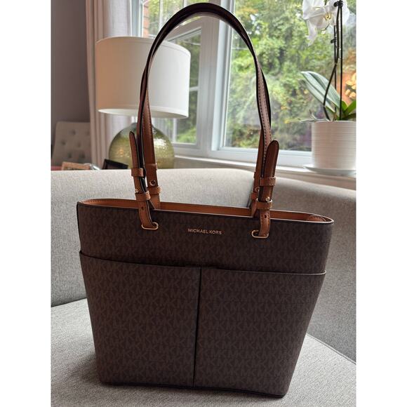 Michael Kors Outlet Jet Set Medium Logo Pocket Tote Bag Logo Brown Corn - Picture 4 of 16